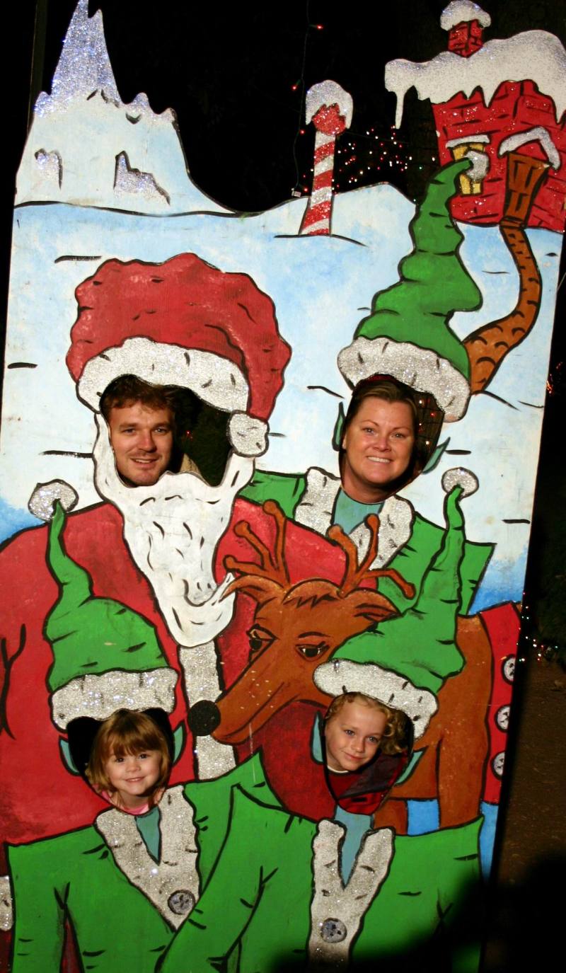2005/12(Dec)/01(Christmas-Lights)/02(AustinTrail Lights)/800x600_2005-12-22-41.JPG